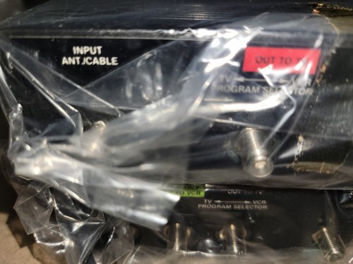 Rabbit VCR Multiplying Transmitter T-7000 & Receiver R-8000 W/ Plugs and Cables - Picture 3 of 12
