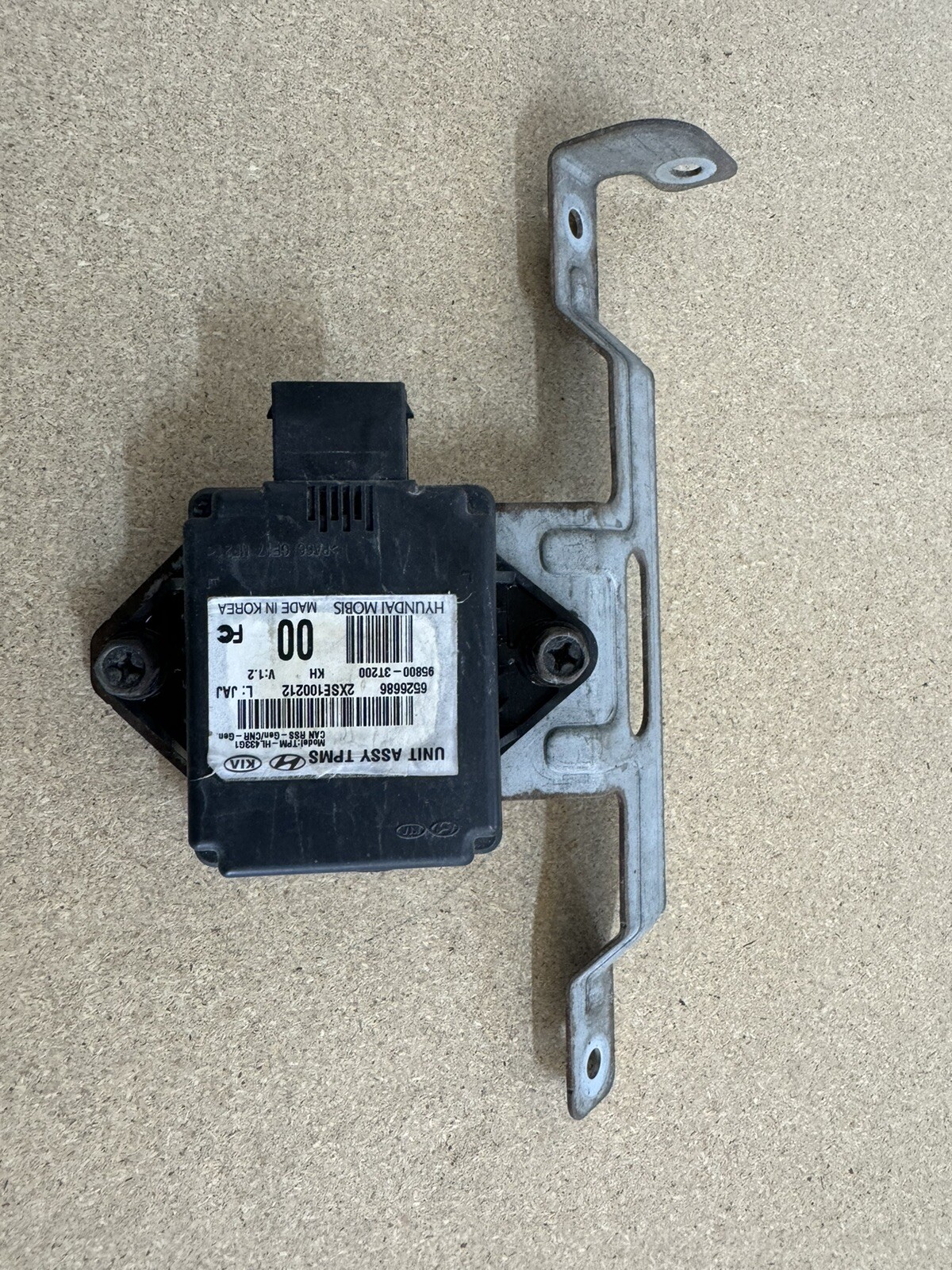 Tpms Control Module OEM 2015 Kia K900 Suspension TPMS Control Module With Bracket PN 95800 ...
