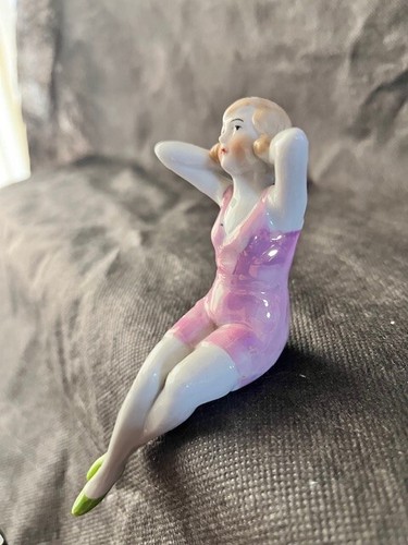 Antigua estatuilla de belleza de baño sentada alemana de porcelana 5" rosa suite de baño - Imagen 2 de 8