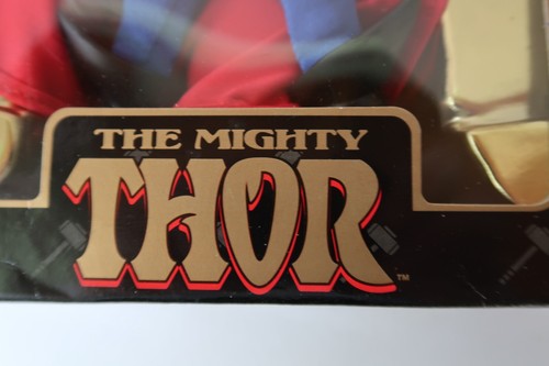 Marvel Famous Covers 8" Vengadores Thor Posable Figura Tela Disfraz Nuevo en Caja Toy Biz - Imagen 21 de 24