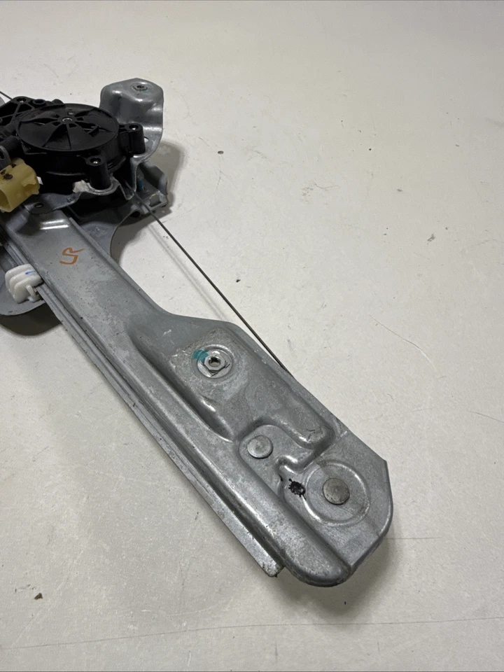 2013-2018 CADILLAC ATS REAR LEFT SIDE WINDOW REGULATOR W/ MOTOR OEM - Image 2 of 4