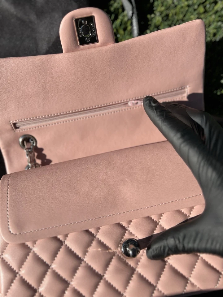 Bolso clásico de piel de cordero acolchado rosa con doble solapa Foto 2 de 4