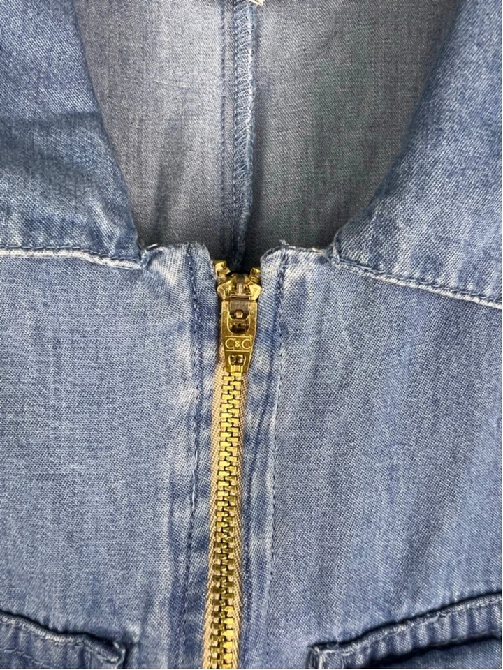 Mono de mezclilla Charlotte Russe cambray talla pequeña sin mangas cremallera frontal utilitario Foto 3 de 4