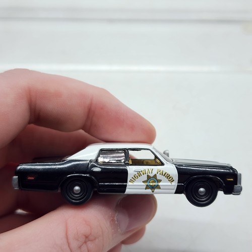 Johnny Lightning CHP California HIGHWAY PATROL 1974 74 Dodge Monaco 1/64 - Picture 2 of 7
