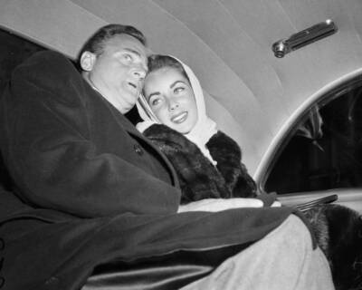 Actress Elizabeth Taylor and hubby Mike Todd put their heads toget .. Old Photo