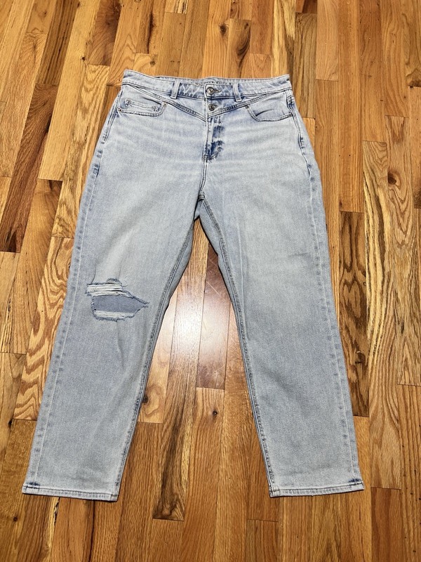 American Eagle Outfitters Women's Light Blue Mom Jeans With 80’s Flare!