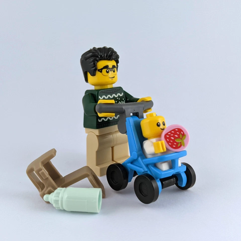 LEGO Christmas Stroll Set - Dad, Baby, Pram, Carrier, Bottle & Strawberry - Image 3 of 4