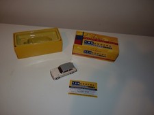 Corgi Vanguards VA11204 Austin A40 Farina Saloon in Snowberry White - 1:43