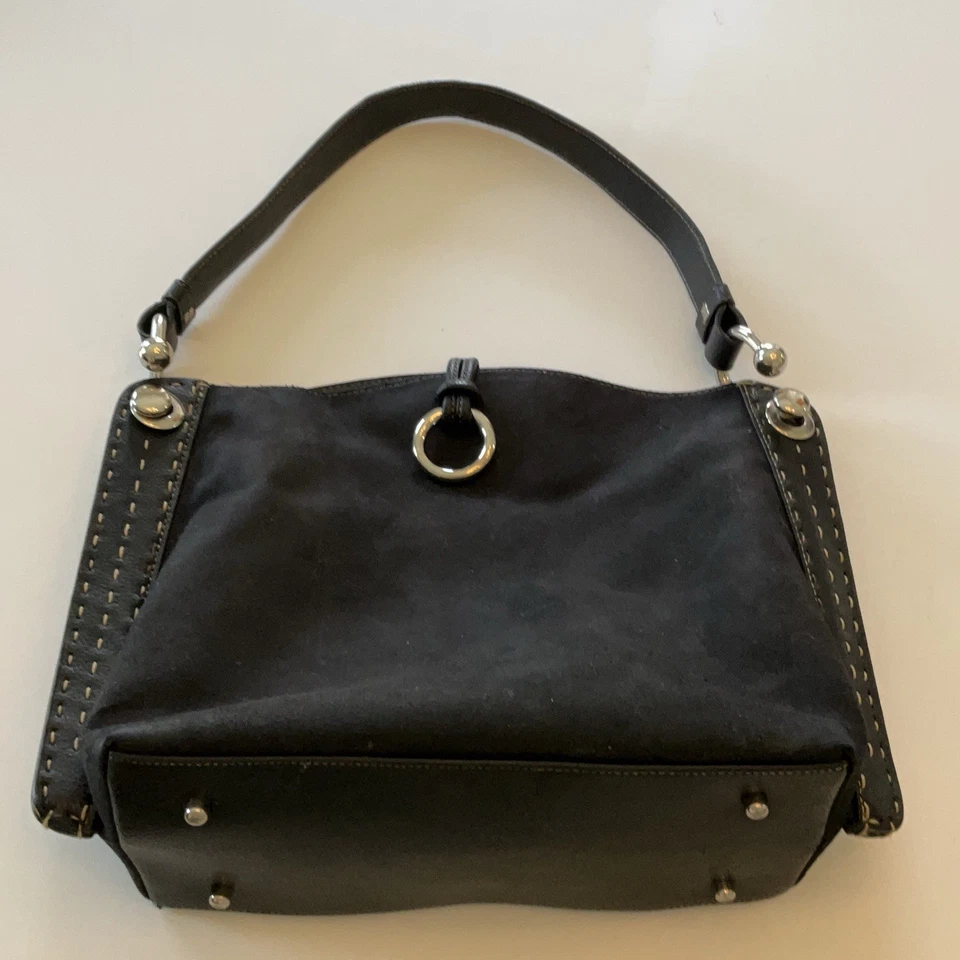 Bolsa satchel BCBGMaxAzria média assinatura hobo couro texturizado preta - Imagem 3 de 4