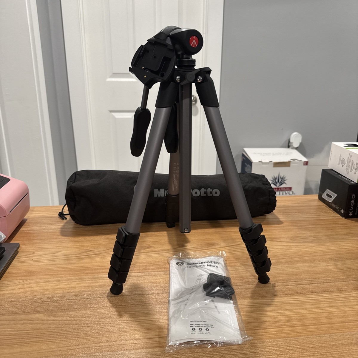 Manfrotto マンフロット カメラ 三脚 MKCOMPACTADV-BK Compact Advanced Tripod with 3-Way Head (Black) Manfrotto MKCOMPACTADV-BK Compact Advanced 65