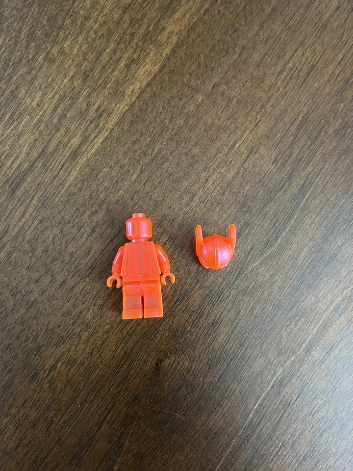 LEGO Marvel Thor Prototype Satin Orange Minifigure - Image 3 of 3