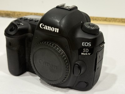 Canon EOS 5D Mark IV 4K  Camera Black With 3 Batteries And Charger