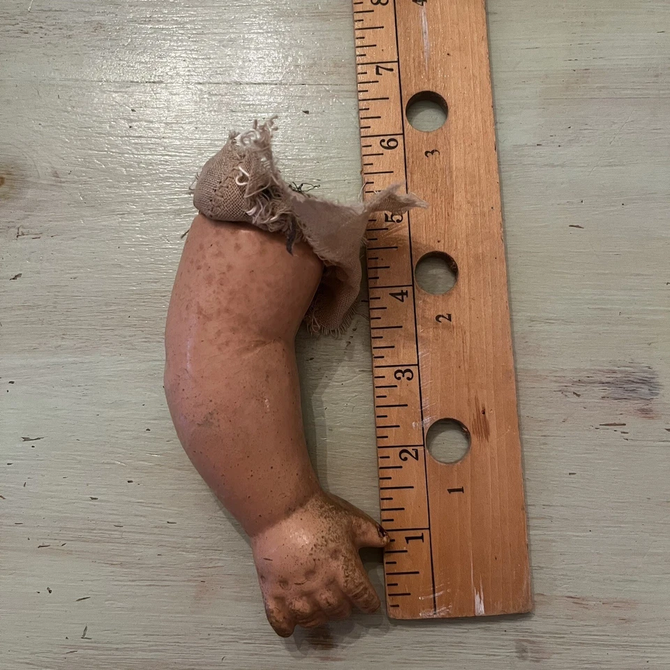 Brazo de muñeca de composición antigua vintage para cuerpo de tela de 20 pulgadas decoración de Halloween Foto 3 de 3