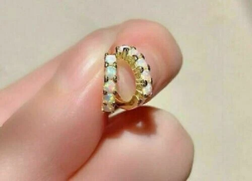Pequeños aretes tipo argolla Huggie de ópalo de corte redondo de 1,50 quilates enchapados en oro amarillo de 14 quilates Foto 4 de 4