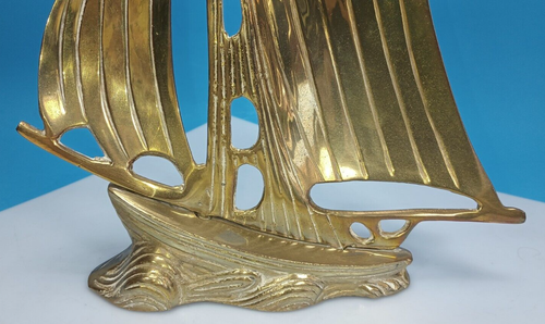 Figura vintage de velero de latón de mediados de siglo sobre olas. - Imagen 4 de 7