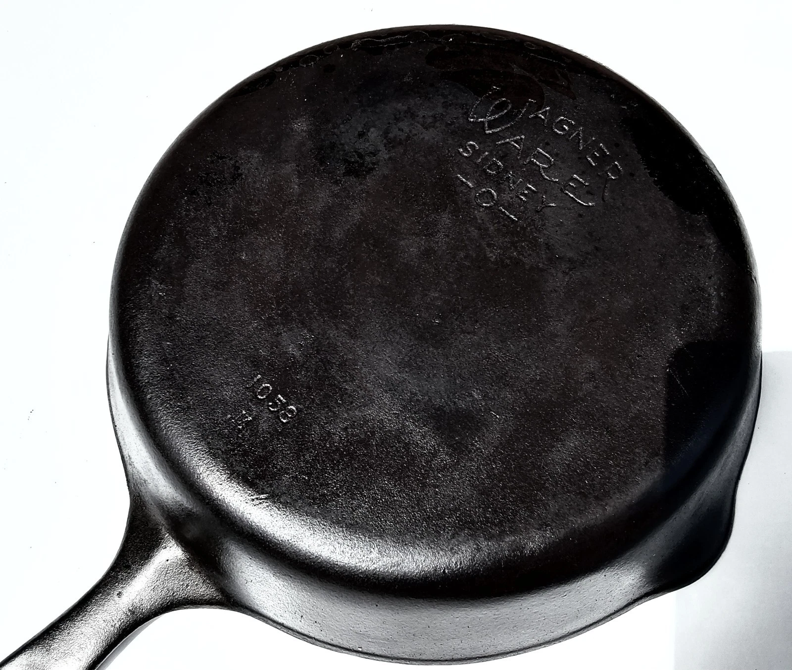 Wagner Ware 1058M ~ Sidney -0- ~ Seasoned ~ 10" Diameter ~ Cast Iron Skillet/Pan