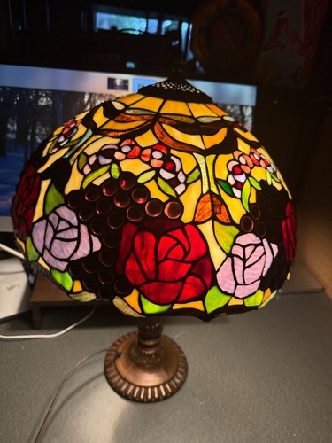 Vintage Tiffany Style Lamp Design Base Roses / Grape Jewled Shade with Flowers - Picture 18 of 21