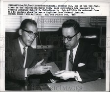1959 Press Photo fugitive Mitchell Ostwind of the Earle Bell case surrenders