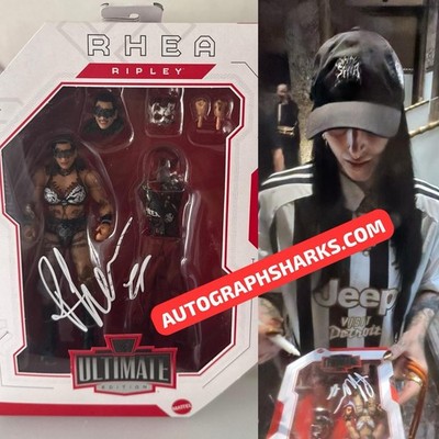 WWE signierte Mattel Ultimate Edition Rhea Ripley Figur mit Protektor + COA + PROOF