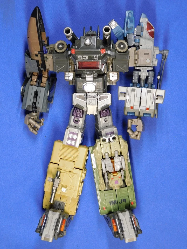 TRANSFORMERS UNIVERSE BRUTICUS COMBATICONS CON EXPLORADOR DE FUEGO CRUZADO Y MUNICIONERO Foto 2 de 4