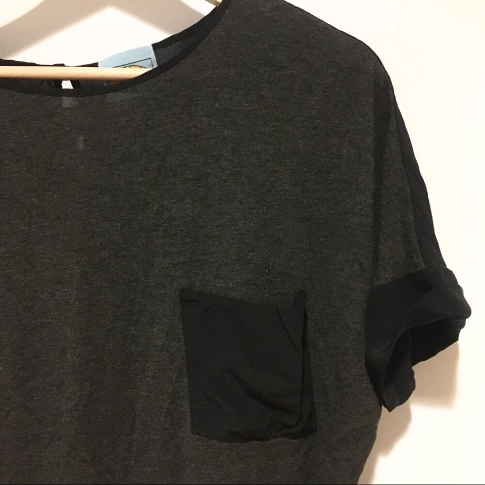 Camiseta C&C California Gris y Negro Seda Bolsillo Pequeña Foto 2 de 4