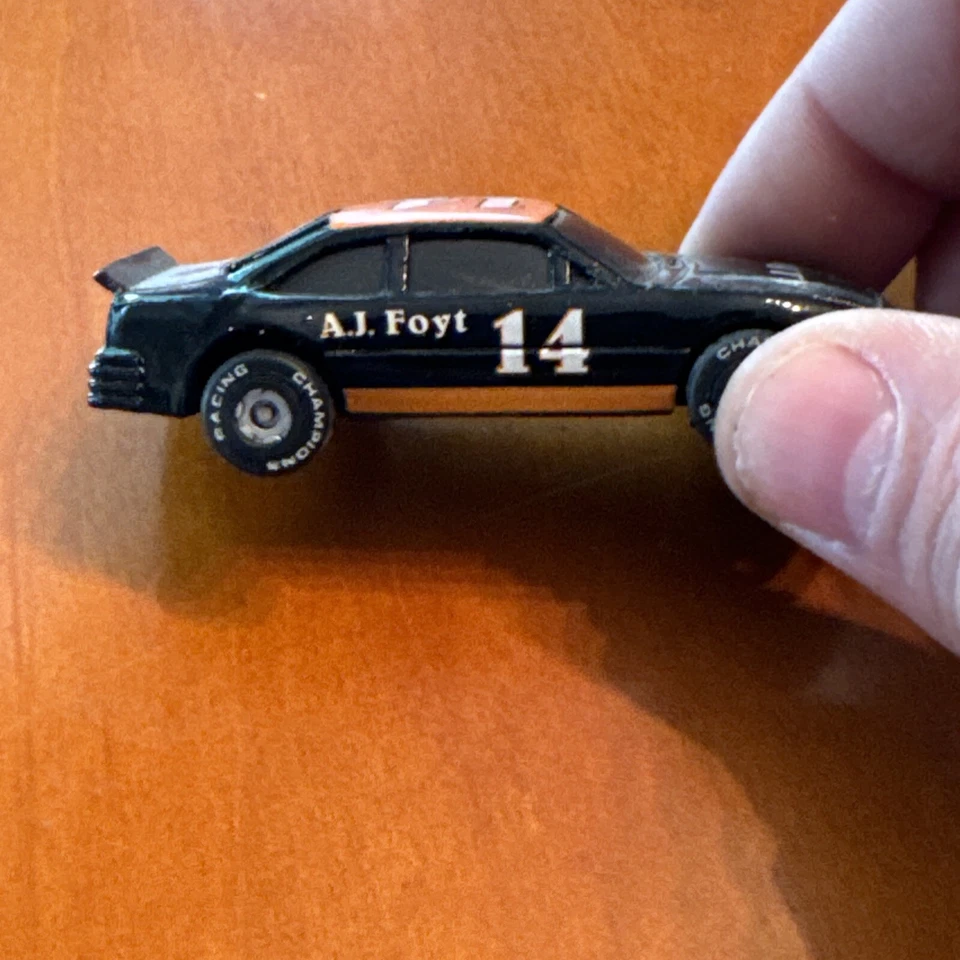 Racing Champions A.J. Coche de carreras fundido a presión Foyt #14 1:64 Foto 4 de 4