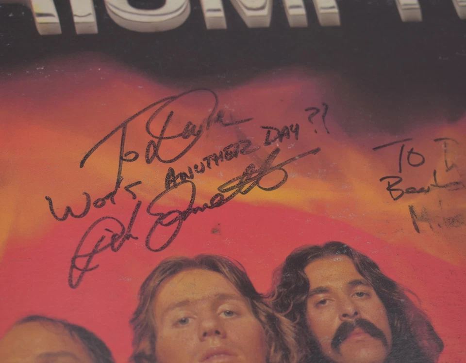 Triumph 1976 LP vinyl Record Album Inscribed signed by Rick Emmett Mike Levine Foto 3 de 4