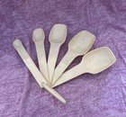 Vintage-Retro Set of 4 Tupperware Orange Measuring Cups & 5 Beige Spoons — photo 10