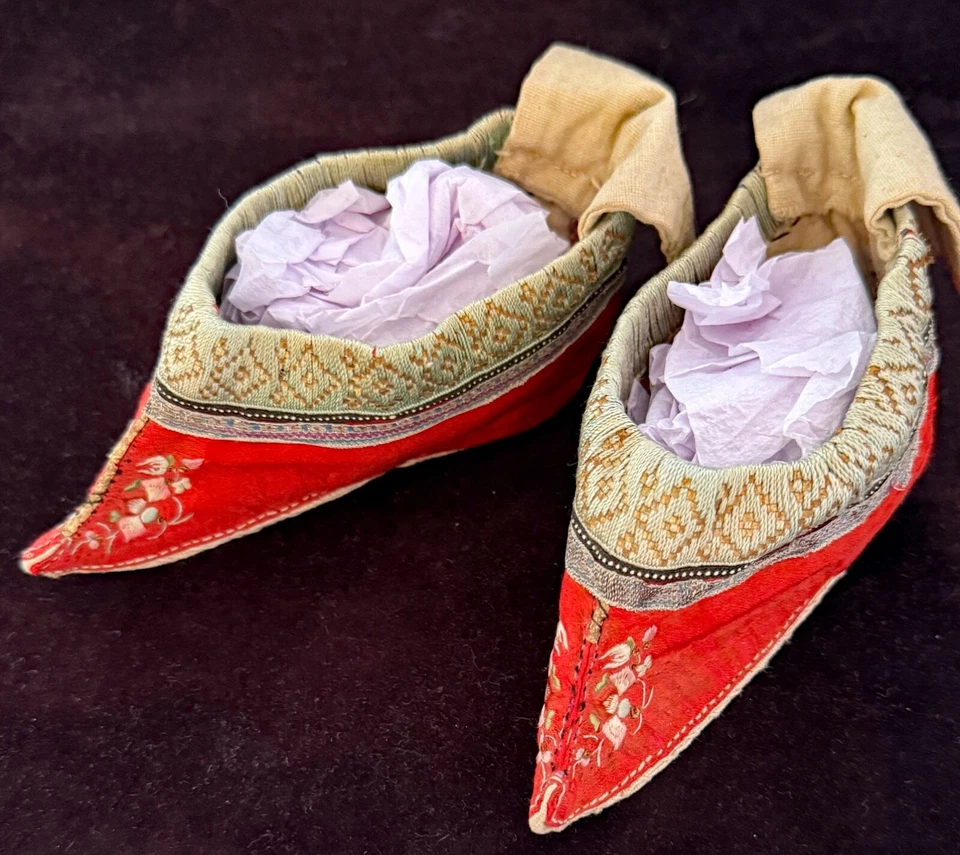 Par de zapatos antiguos chinos de loto bordados de seda roja para niños ZZ382 Foto 2 de 4