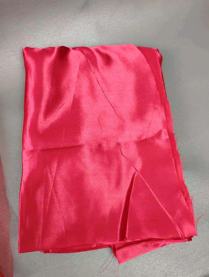 Dos nuevas piezas de material rojo satinado 45" X 45" y tul rojo 58" X 150"+ tutú Foto 2 de 3