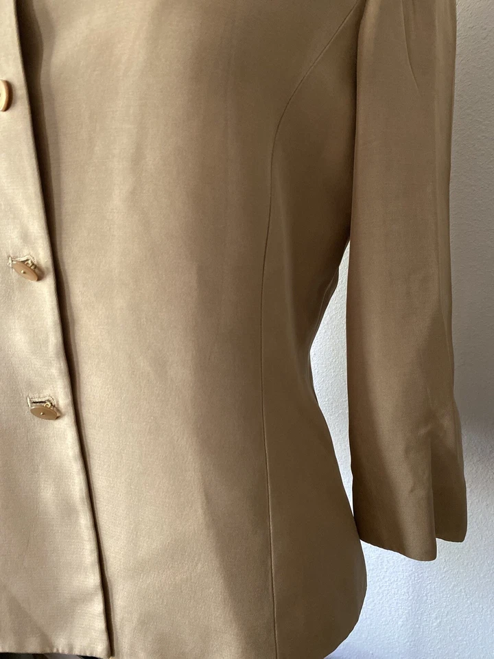 Chaqueta ligera con botones de seda beige para mujer Dana Buchman 10 Petite Foto 3 de 4