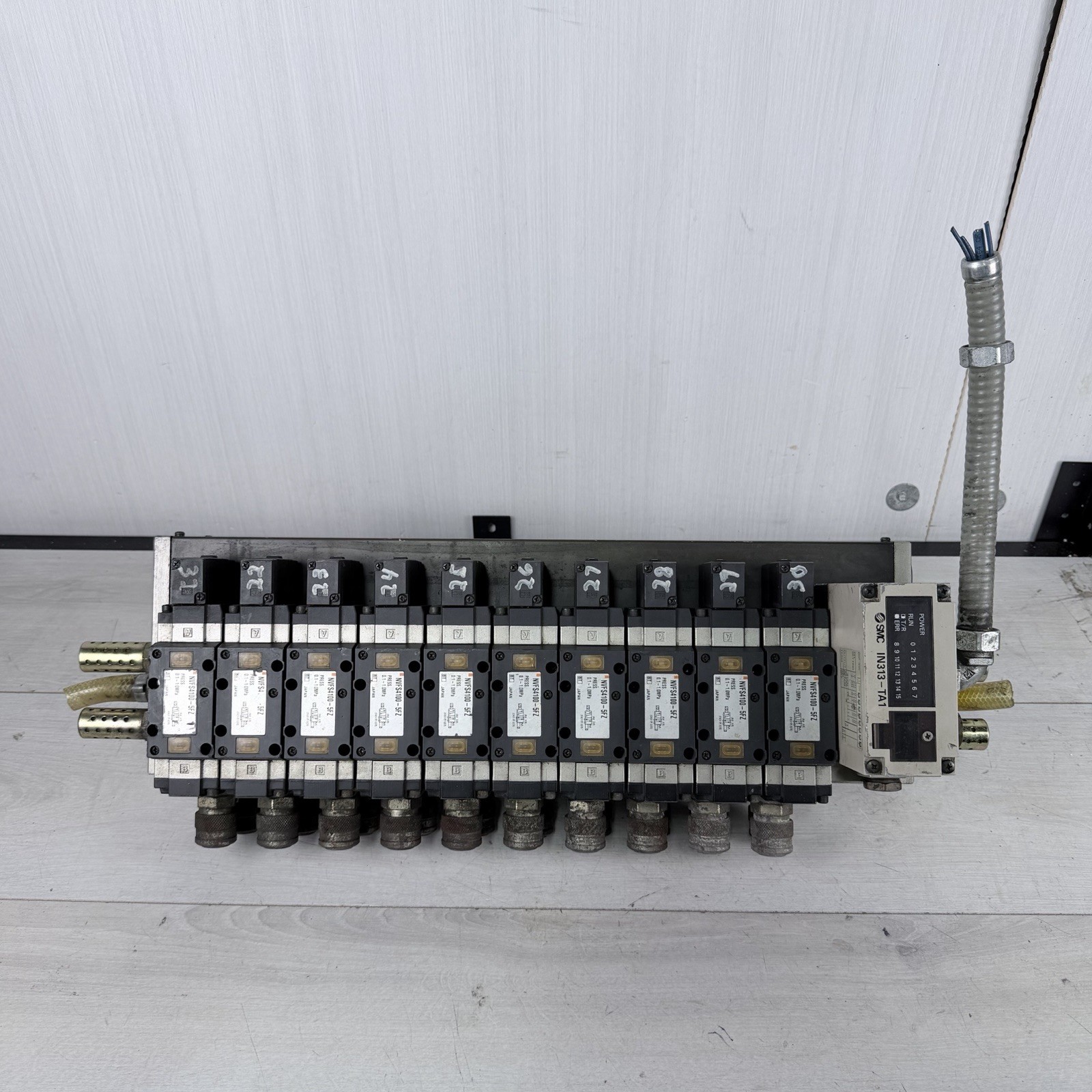 SMC NVFS4100-5FZ 10-Station Pneumatic Solenoid Valve Manifold IN313-TA1 Omron