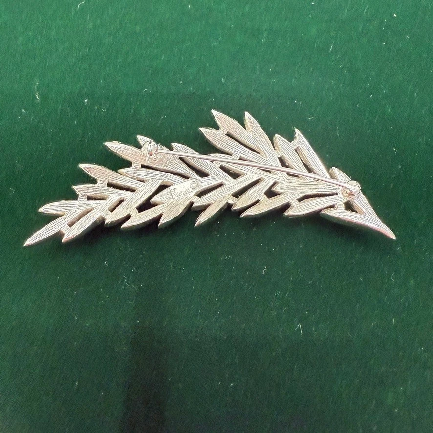 Broche prendedor vintage corona trifari tono plata hoja de olivo rama joyería lujo Foto 3 de 4