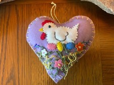 Ręcznie haftowane filcowe serce