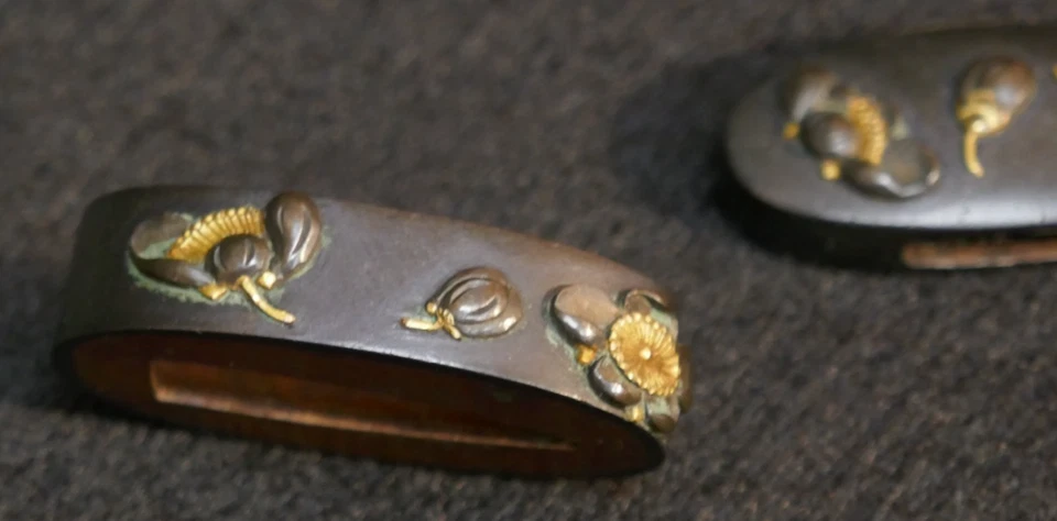 Antiguo Edo Camelia y Berenjena Fuchi Kashira Tsubaki-Nasu (椿茄子) en Oro Shakudo Foto 4 de 4