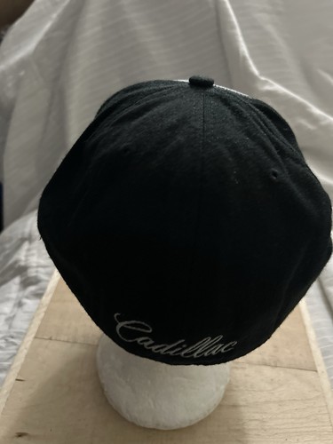 Cappello Cadillac grigio/nero aderente ricamato taglia 7 3/4 - Foto 6 di 8