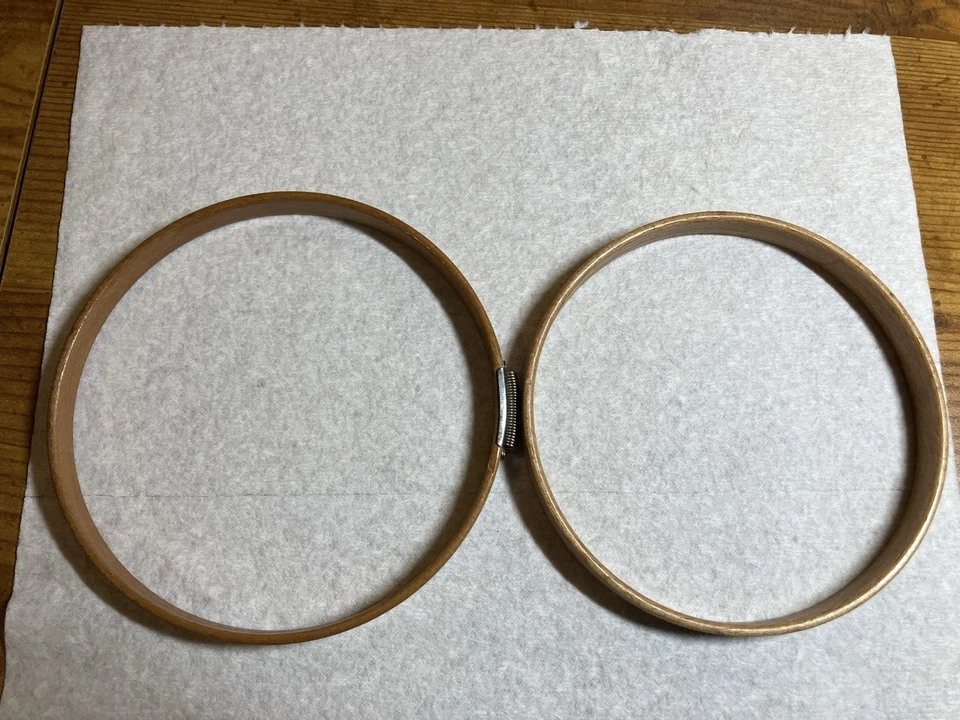 Vintage Wooden Felt Lined Embroidery Hoop 5" With Spring Tension, Unmarked - Image 4 of 4