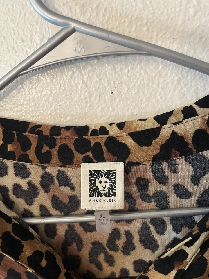 Top Anne Klein con estampado de animales de leopardo para mujer XL dorado botones mangas con lengüeta enrollable Foto 2 de 4
