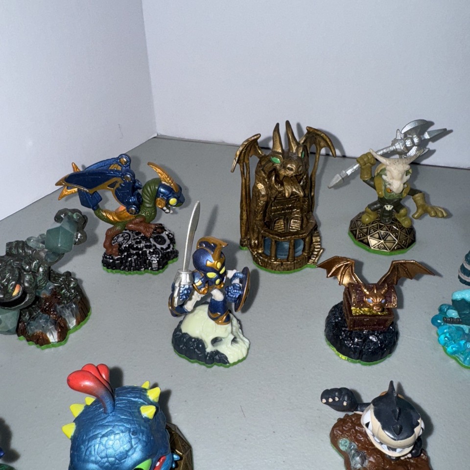 Lot De 38 Skylanders Avec 2 Socles, Jeu Vidéo, état Correct, Collection