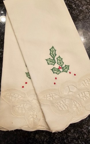 2 Vintage Embroidered Holly Berry Christmas Holiday Cotton Hand Fingertip Towels - Picture 3 of 6