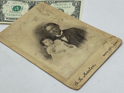 ANTIQUE *BLACK AMERICAN MAN w. BABY* Sepia WEIR CITY KANSAS STUDIO CABINET CARD - 第 3/4 張圖片