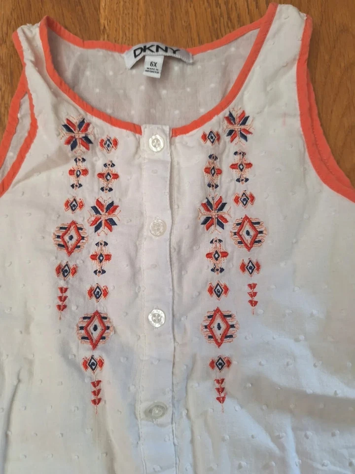 Camiseta sin mangas DKNY blanca bordada flores abotonadas sin mangas verano niñas 6x Foto 2 de 4