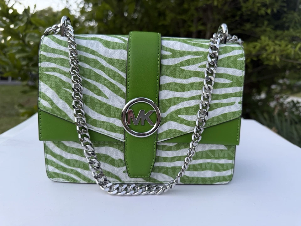 Bolso Bandolera Michael Kors Greenwich Pequeña Solapa Verde Selva Estampado Cebra Mk Logo Foto 3 de 4