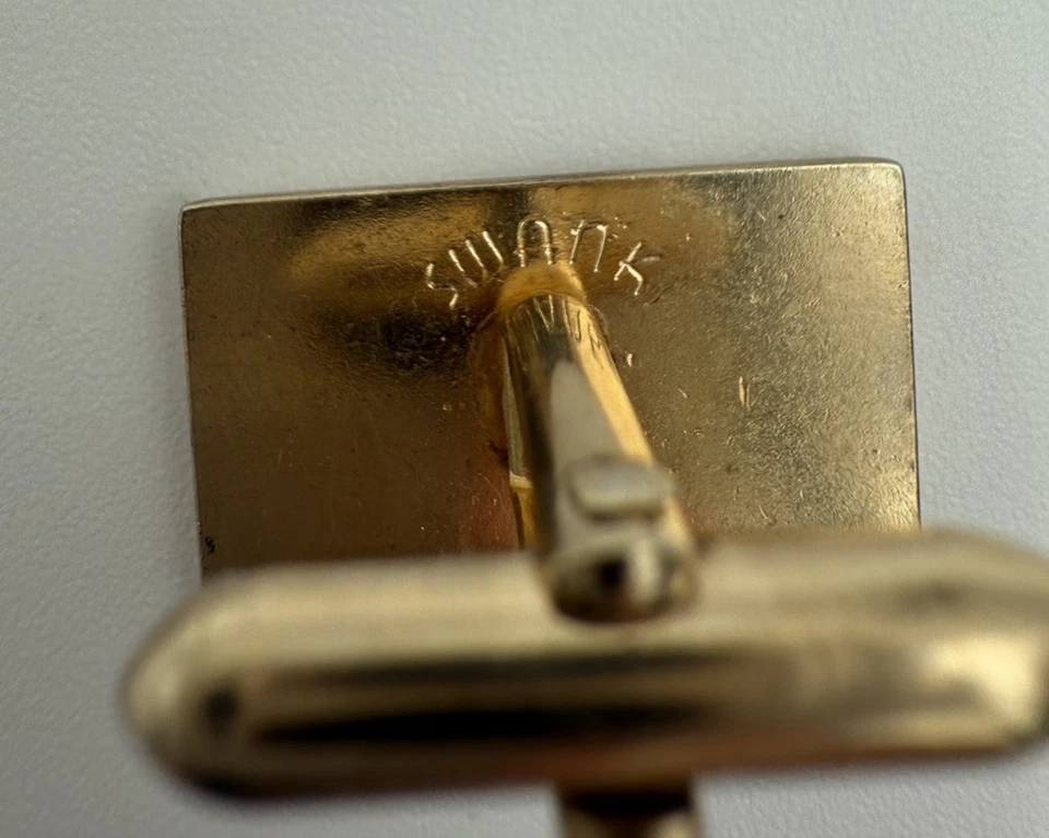 Gemelos rectangulares Swank tono dorado de colección con detalle de rayas minimalistas años 50’s Foto 3 de 4