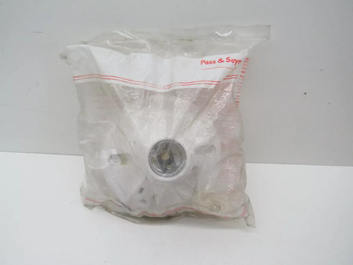 Lampholder with 2024 grounded outlet