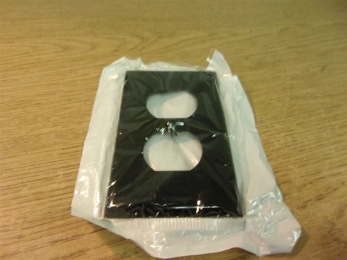 NEW Leviton 015-80703-E Black Receptacle Outlet Cover  *FREE SHIPPING*