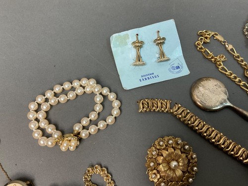 Vintage Victorian & Mid Century Gold Metal Jewelry Lot Sweetheart Space Needle - Picture 12 of 24