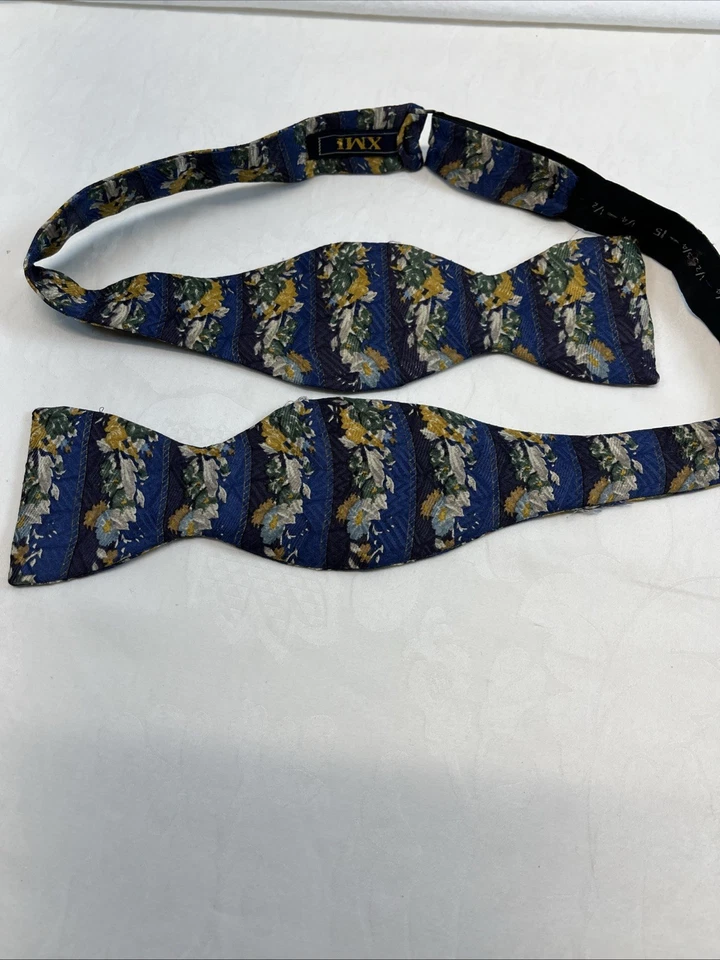 Pajarita XMI para hombre azul patrón floral 13 3/4-18 ajustable Foto 2 de 4
