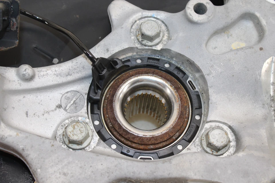 2006-2009 Pontiac Solstice Rear Right Knuckle / Spindle OEM LM59 - Image 2 of 4