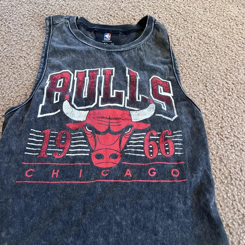 Body para mujer Chicago Bulls talla mediana NBA gris cierre de botones Foto 3 de 4